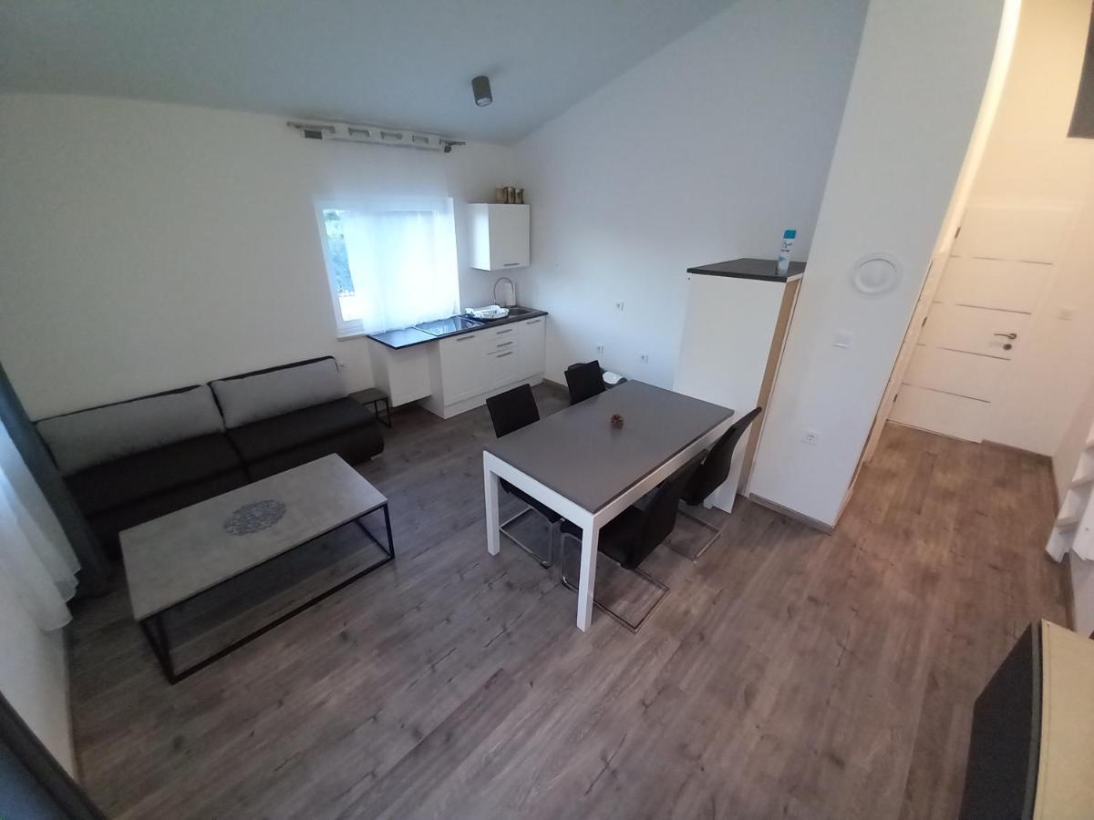 Laura Apartment *